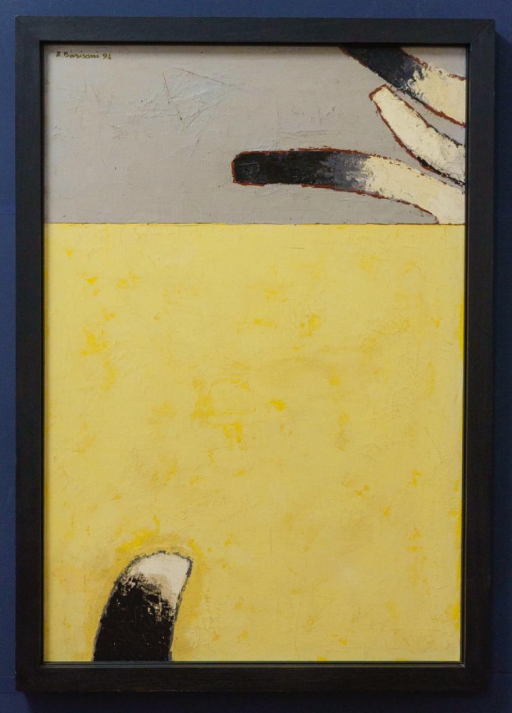 Foto del dipinto di Renato Barisani (1918-2011) "Forme che si affacciano" completo di cornice nera, opera astratta del 1994, olio su tela applicata su tavola di cm 105x70 con i colori giallo, grigio, bianco, nero.